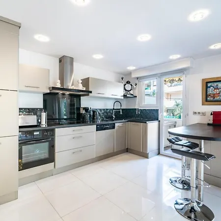 Bright 2 Bedroom Close To The Centre Of