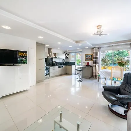 Bright 2 Bedroom Close To The Centre Of 公寓 *