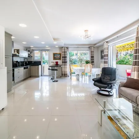 Bright 2 Bedroom Close To The Centre Of * 戛纳