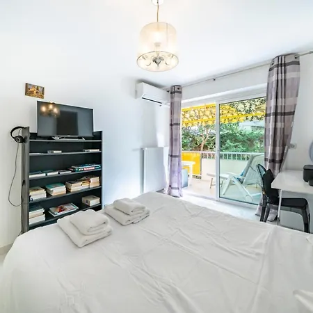 Bright 2 Bedroom Close To The Centre Of 公寓 戛纳