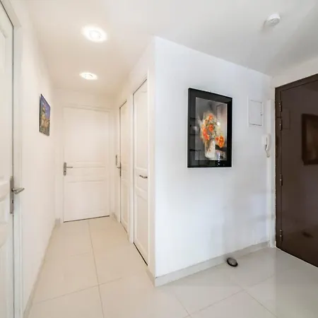 Bright 2 Bedroom Close To The Centre Of *