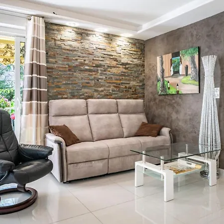 Bright 2 Bedroom Close To The Centre Of *